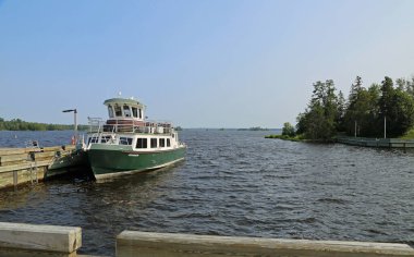 Rıhtımdaki turist teknesi - Voyageur Ulusal Parkı, Minnesota