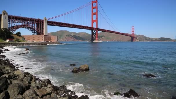 Vågor och Golden Gate Brid — Stockvideo