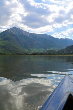 Rinker Tepesi ve mavi kano dikey - İkiz Göller, Colorado