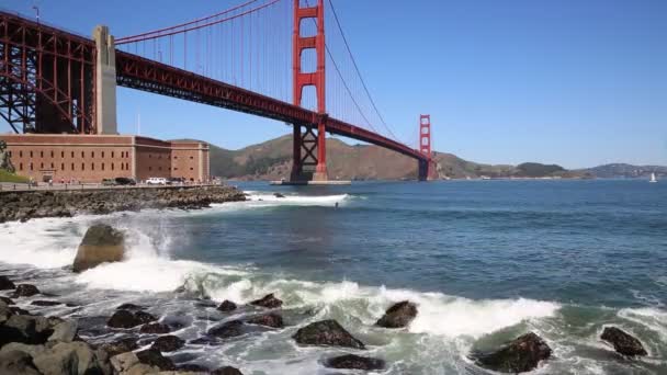 Golden Gate Köprüsü altında eğlence — Stok video