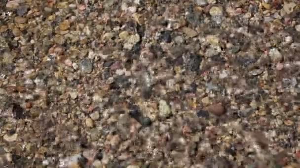 Színes kövek és áramló víz — Stock videók