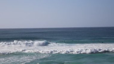 Boru dalgalar ve sörfçü