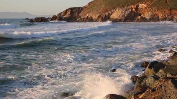 Waves and cliffs at sunset — Stock Video