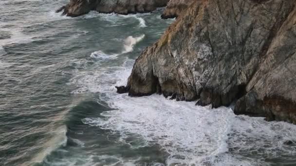 Vlny a útesy - Kalifornie — Stock video