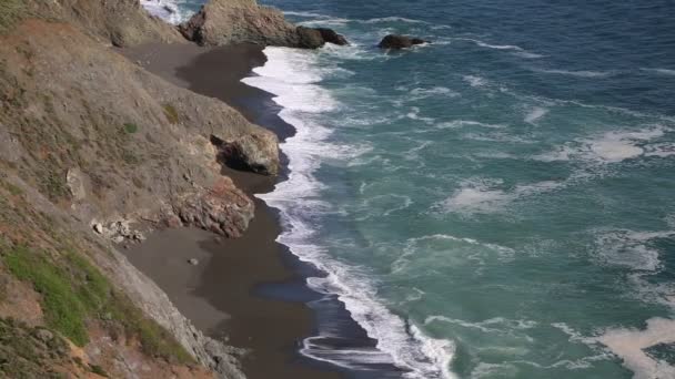 Praia negra no Pacífico — Vídeo de Stock