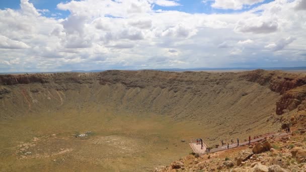 Tourists on platform in Meteor crater — Stock Video