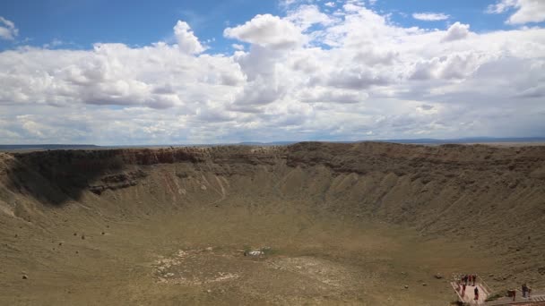 Nuages ombre entrant dans le cratère Météore — Video