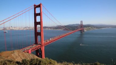 Golden Gate Köprüsü altında yelkenli tekne
