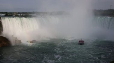 Gemi yaklaşan Niagara Falls