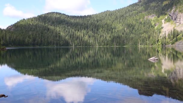 Spiegel reflectie in allemaal Lake — Stockvideo