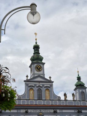 Çek Cumhuriyeti Ceske Budejovice 'deki güzel ev kulesi ve saati