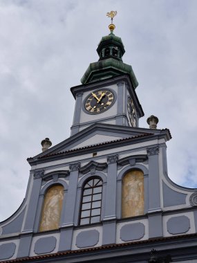 Çek Cumhuriyeti Ceske Budejovice 'de güzel bir kule ve saat