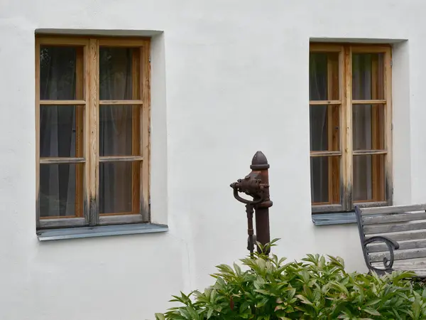 Water Pump Well Facade Cottage Windows — Fotografia de Stock