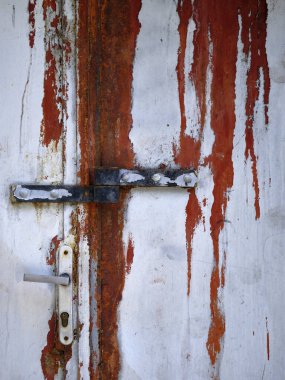 Eski metal garaj kapısı detayı