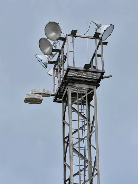 Zes Lampen Een Hoge Stalen Zuil Met Een Ladder — Stockfoto