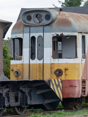 Bozuk bir lokomotifin önünde.