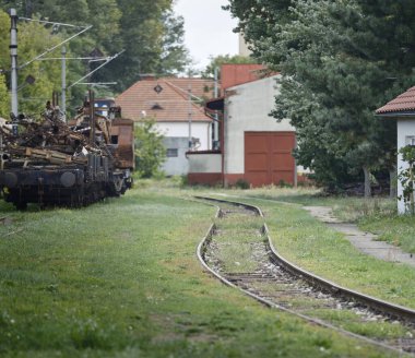 Kırık paslı vagon ve raylar