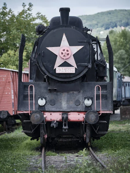 Front View Historic Black Locomotive Red Star — стоковое фото