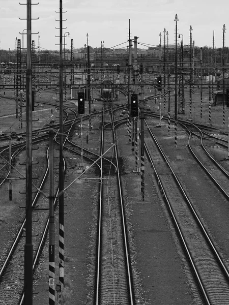 Tren rayları ve trafik ışıkları siyah beyaz