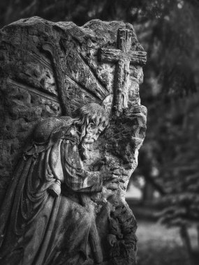Bratislava 'daki Keçi Kapısı Mezarlığı' nda haç önünde dua eden İsa 'nın taştan kurtuluşu, siyah beyaz fotoğraflandı..