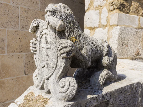 Decoração de escultura de leão da igreja da Virgem em um recife — Fotografia de Stock