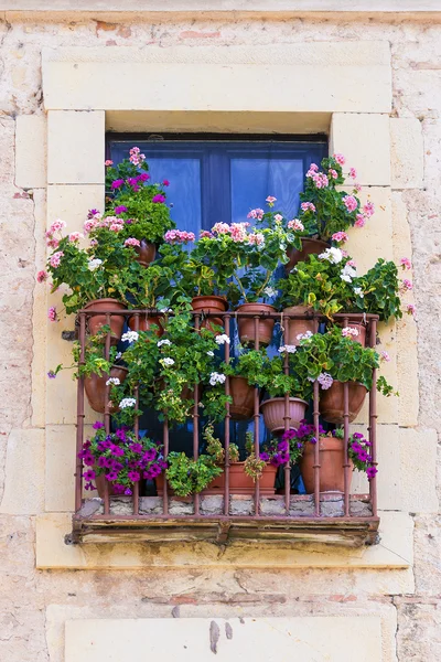 Старий балкон прикрашений квітами — стокове фото