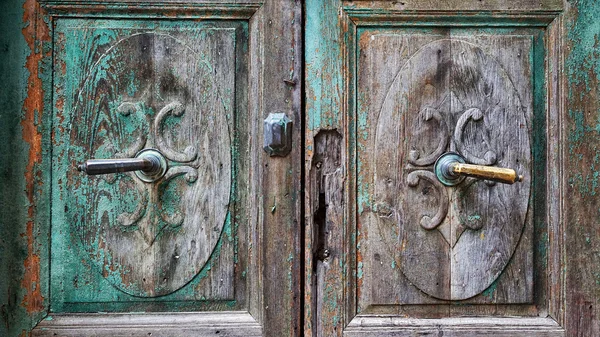 Old wooden door with brass handles — Stock Photo, Image