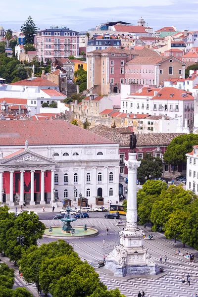 Rossio Meydanı. Lizbon'da Baixa bölgede bulunan çeşme ile,