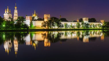 Novodevichy manastır Moskova gece görünümü