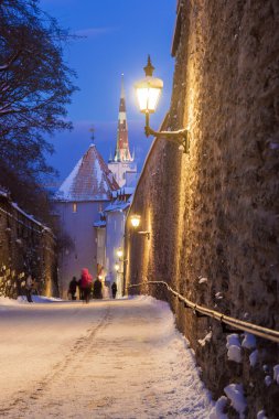 Eski Tallinn sokaklarında kış geceleri
