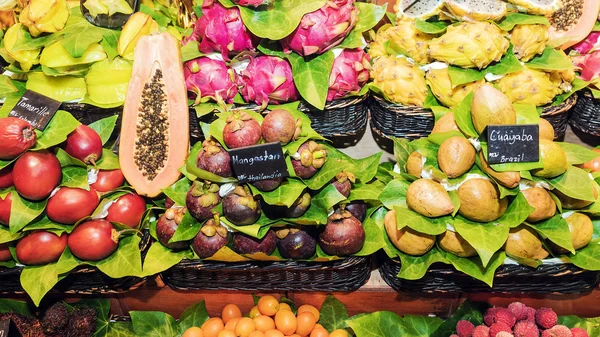 Exotic fruit on market counter — Stock Photo, Image