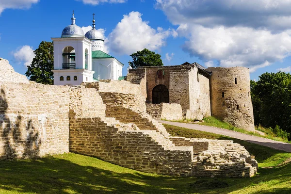 Old walls in Izborsk, Russia — Stock Photo, Image