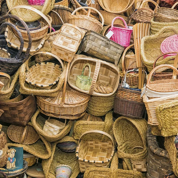 Un conjunto de cesta de mimbre hecha a mano — Foto de Stock