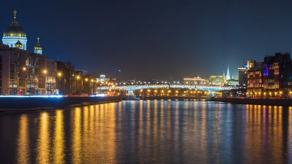 Ponte patriarcal em Moscou vista noturna . — Fotografia de Stock