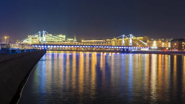 モスクワの夜景でクリミア橋 — ストック写真