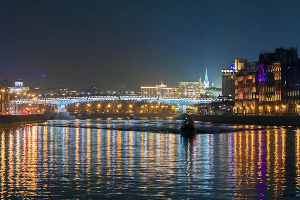 Patriarchale brug in Moskou nacht weergave. — Stockfoto