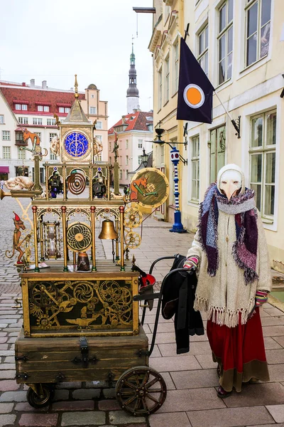 Tal sokaklarında bir varil organ ile ulusal elbiseli kız