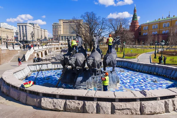 MOSCOU, RUSSIE-12 AVRIL : Les travailleurs préparent une sommation — Photo