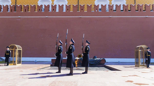 MOSCÚ, RUSIA-12 DE ABRIL: Cambio de guardia de honor de la Kre — Foto de Stock