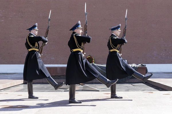 MOSCOW, RÚSSIA-ABRIL 12: Mudança da guarda de honra do Kre — Fotografia de Stock