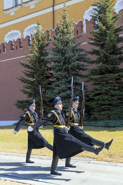 MOSCOW, RUSSIA-APRIL 12: Change of the guard of honor of the Kre — Stock Photo, Image