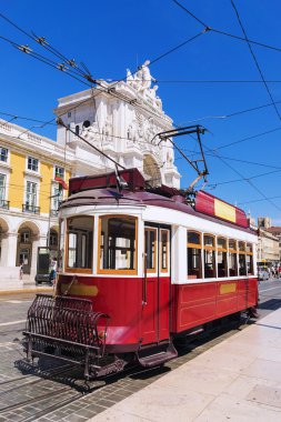 Kırmızı retro tramvay Commerce Square Lizbon