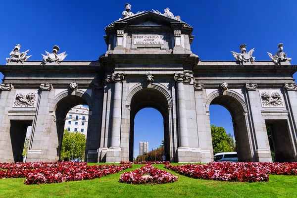 Puerta de alcala aan de onafhankelijkheid plein, madrid, Spanje — Stockfoto