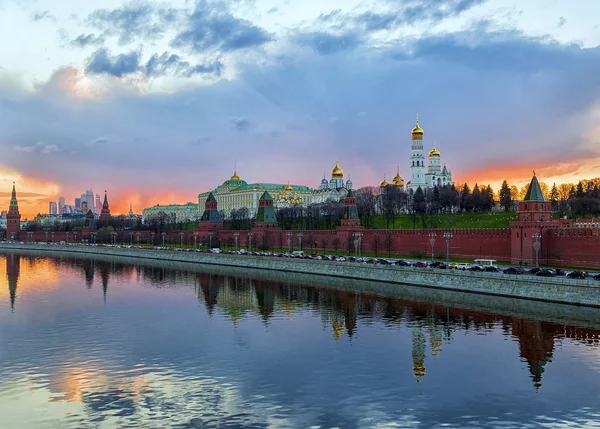 Moskauer flussufer und moskauer kremlin, russland — Stockfoto