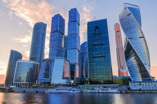 MOSCOW, RUSSIA-APRIL 24: The Moscow international business cente — Stock Photo, Image