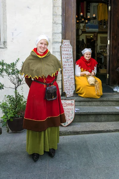 TALLINN, ESTONIA - NOVEMBER 6: woman in national costume in fron — Stock Photo, Image