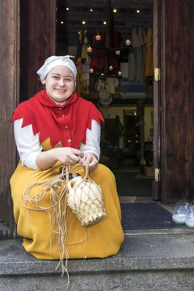 TALLINN, ESTONIA - NOVEMBER 6: woman in national costume in fron — Stock Photo, Image