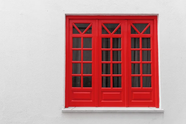 Box med en röd ram på fasaden av huset — Stockfoto