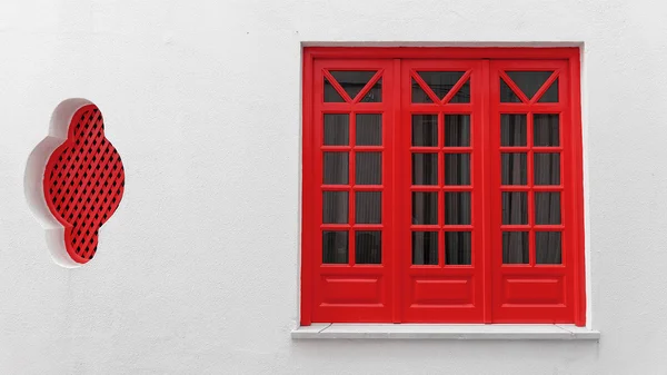 Окно с красными рамками — стоковое фото