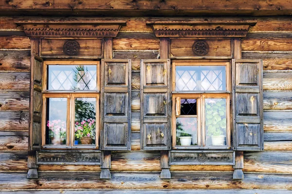 Fachada das antigas casas de madeira russas em Suzdal — Fotografia de Stock
